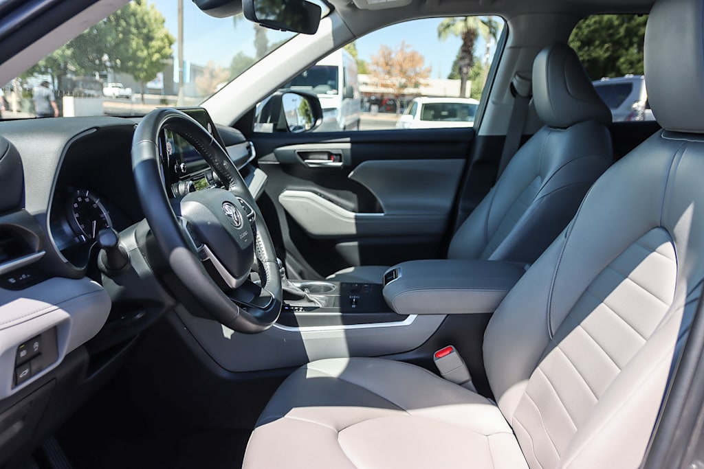 Thumbnail: 2023 Toyota Highlander - 10