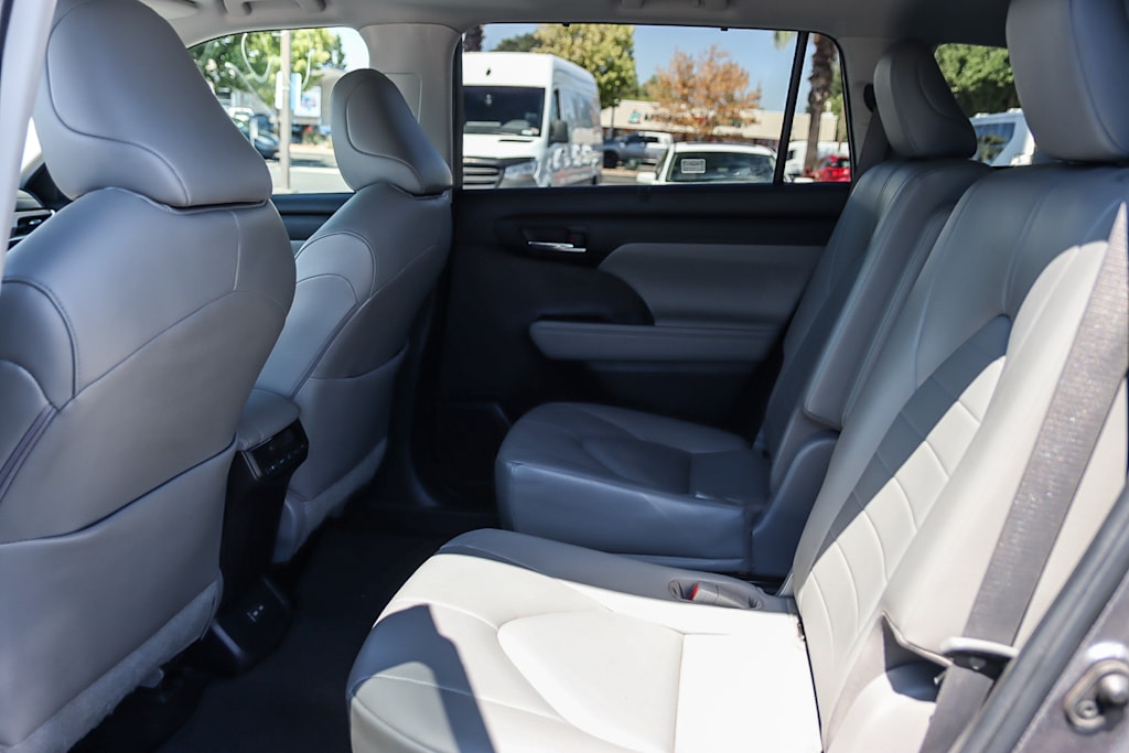 Thumbnail: 2023 Toyota Highlander - 11