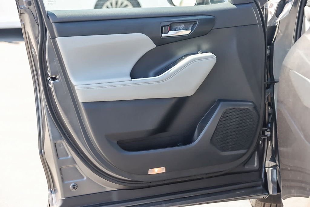 Thumbnail: 2023 Toyota Highlander - 26