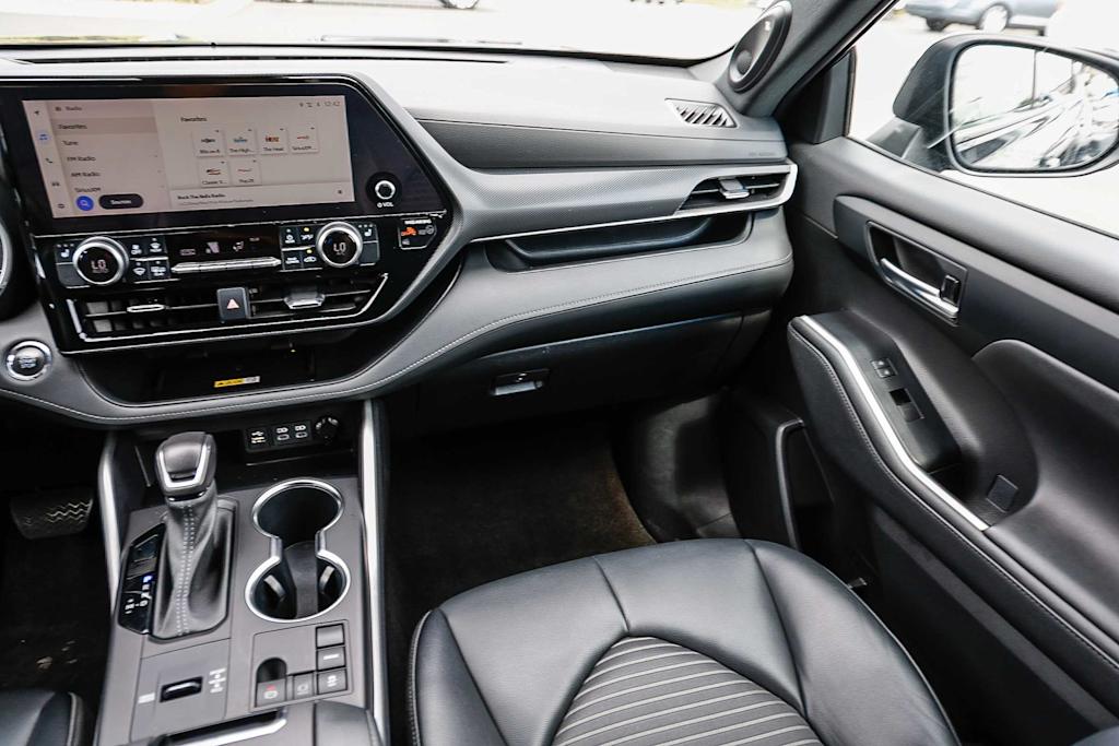 Thumbnail: 2023 Toyota Highlander - 13