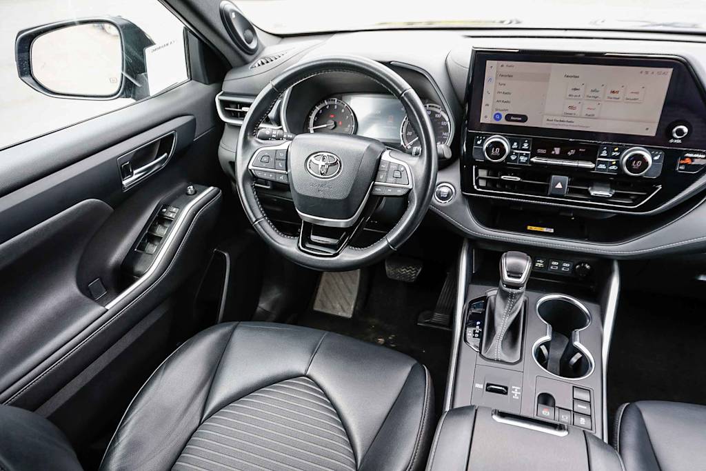 Thumbnail: 2023 Toyota Highlander - 12