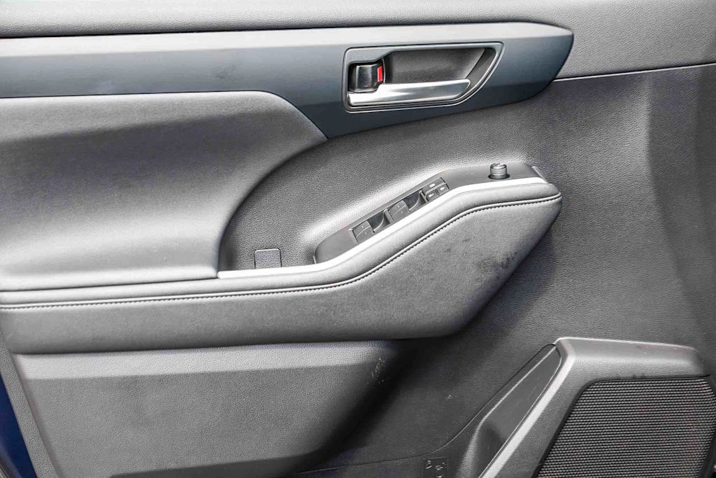 Thumbnail: 2023 Toyota Highlander - 25
