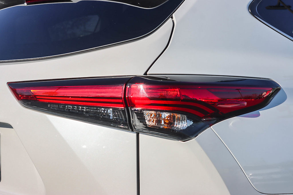 Thumbnail: 2023 Toyota Highlander - 20