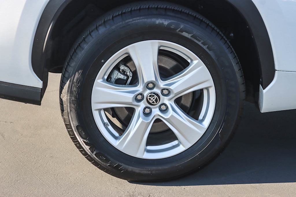 Thumbnail: 2023 Toyota Highlander - 21