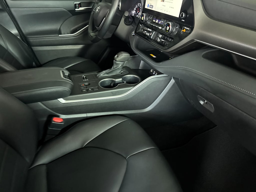 Thumbnail: 2023 Toyota Highlander - 12