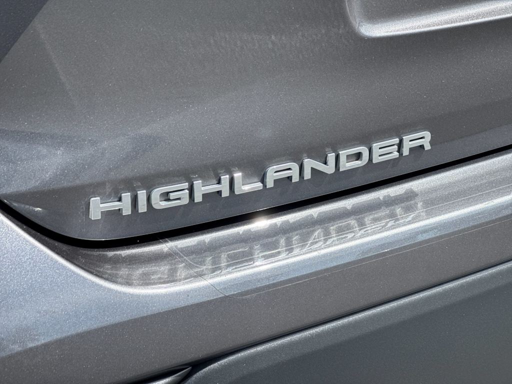 Thumbnail: 2023 Toyota Highlander - 32