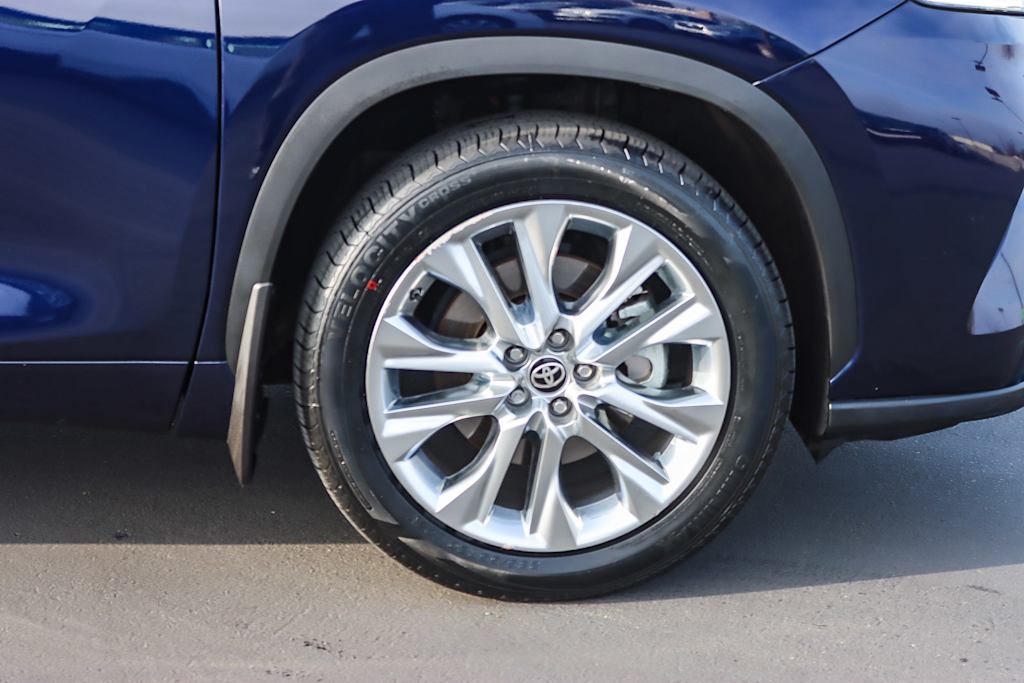 Thumbnail: 2023 Toyota Highlander - 6