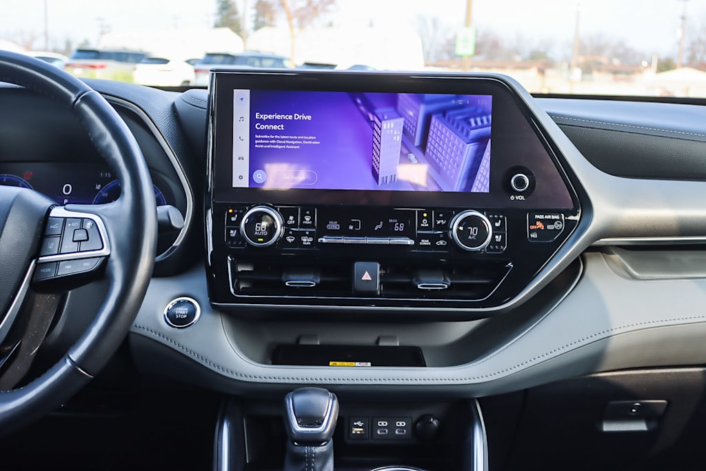 Thumbnail: 2023 Toyota Highlander - 12