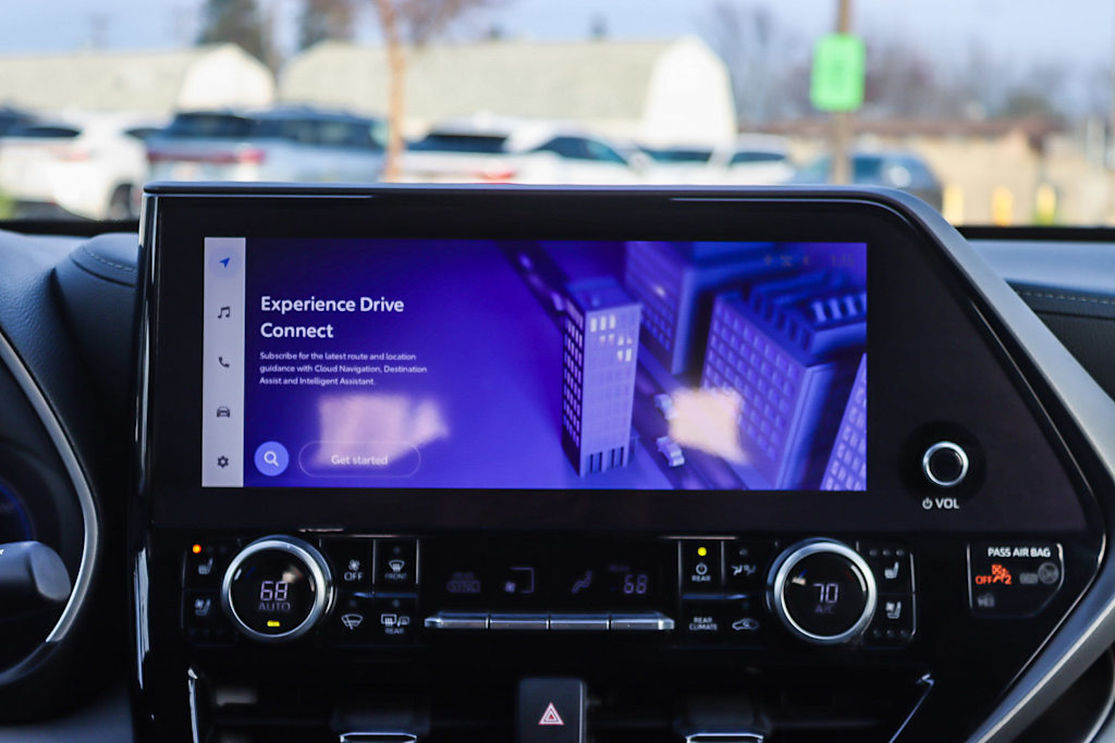 Thumbnail: 2023 Toyota Highlander - 21