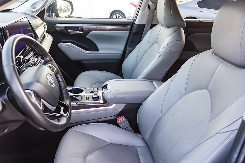 Thumbnail: 2023 Toyota Highlander - 10