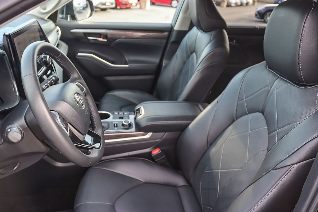 Thumbnail: 2024 Toyota Highlander - 10