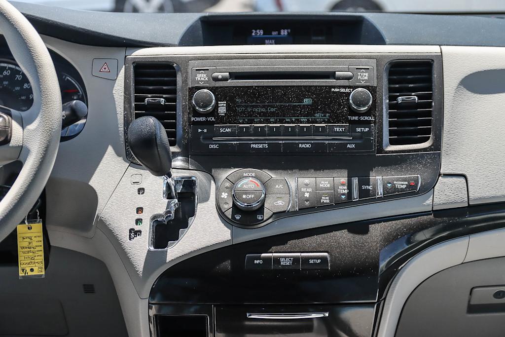 2014 Toyota Sienna LE 12