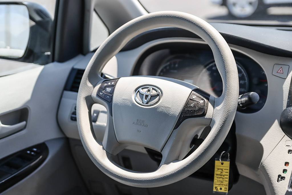 2014 Toyota Sienna LE 8