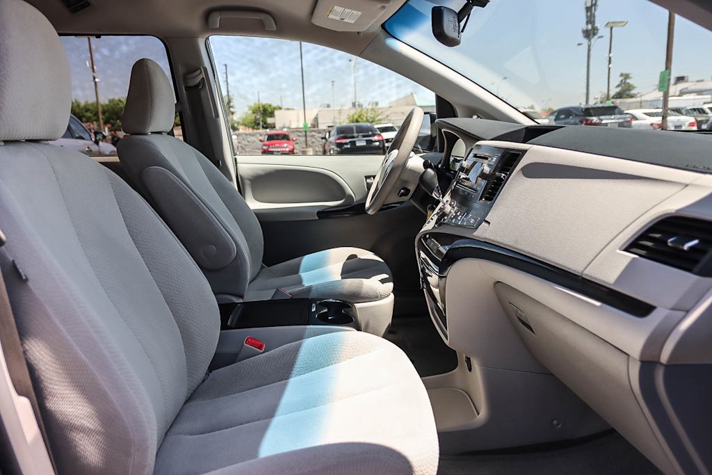 2014 Toyota Sienna LE 9