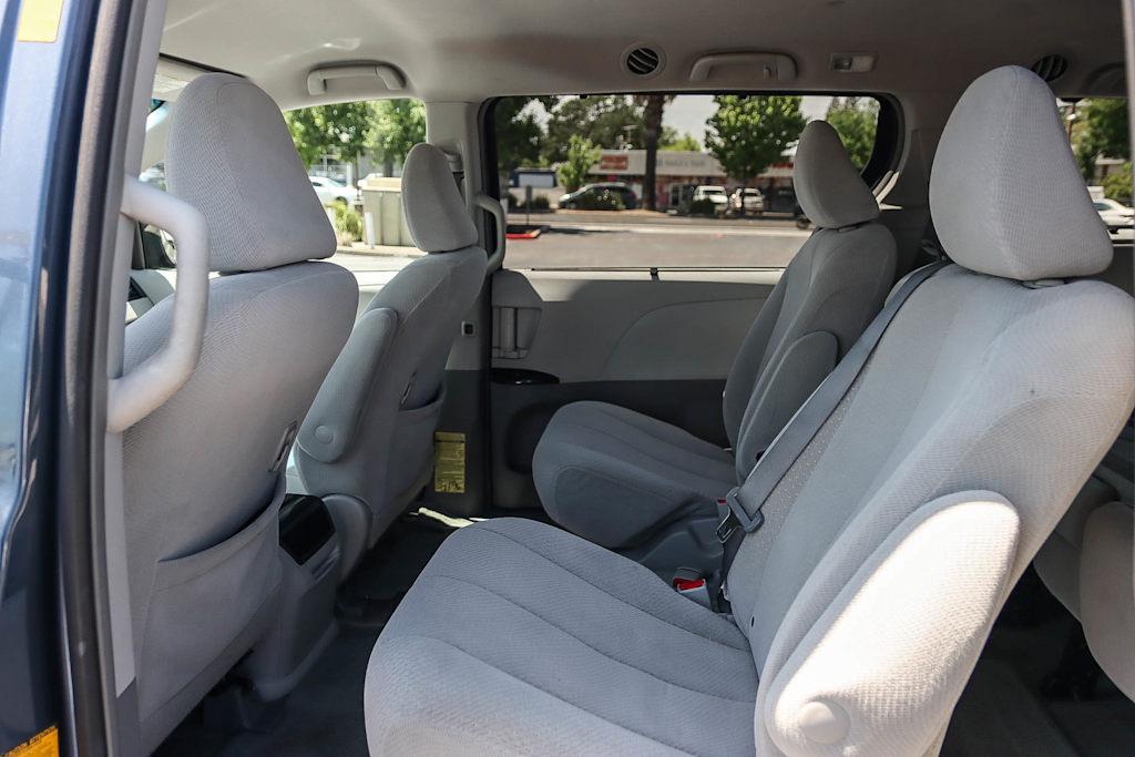 2014 Toyota Sienna LE 11