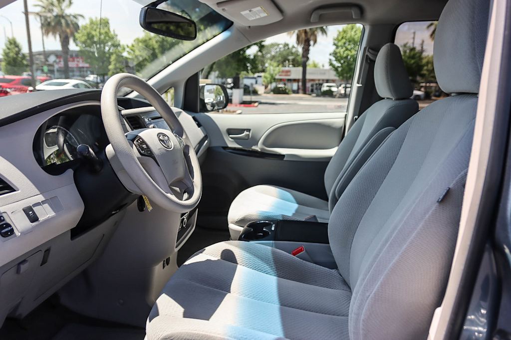 2014 Toyota Sienna LE 10