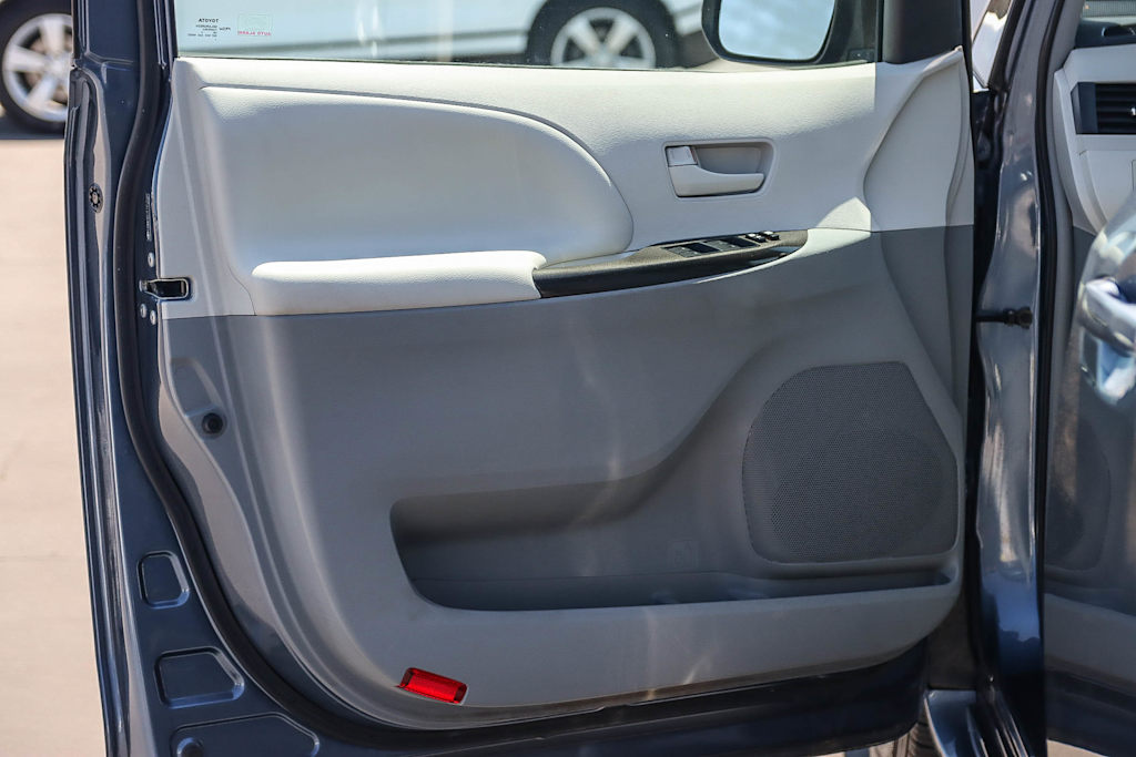 2014 Toyota Sienna LE 21