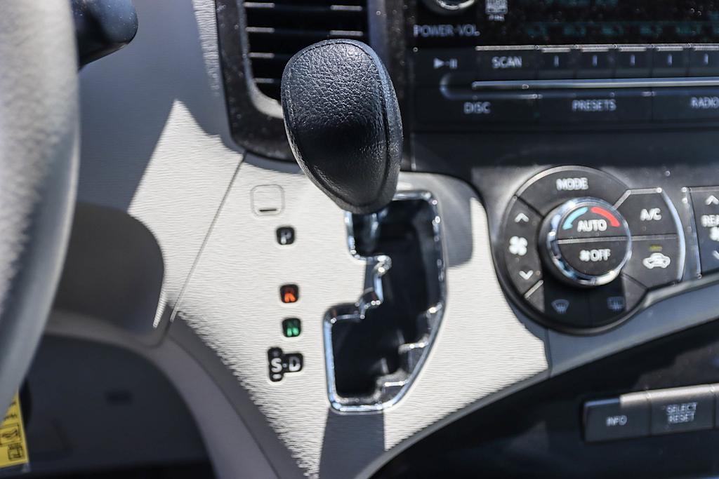 2014 Toyota Sienna LE 13