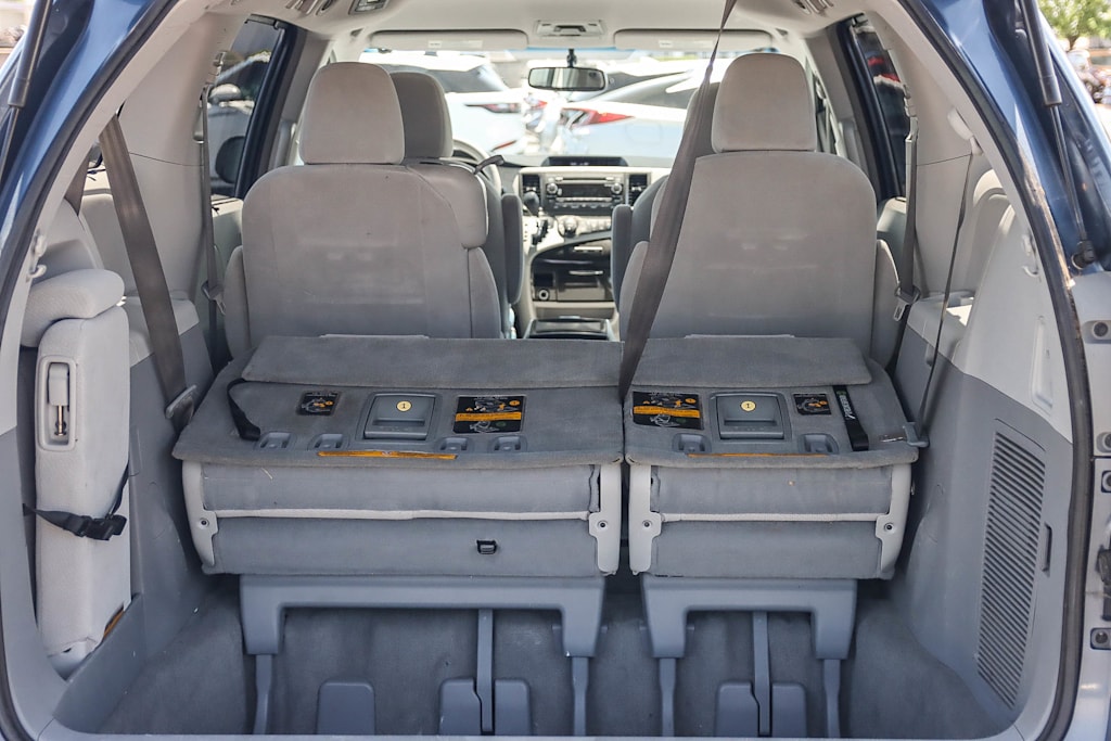 2014 Toyota Sienna LE 25