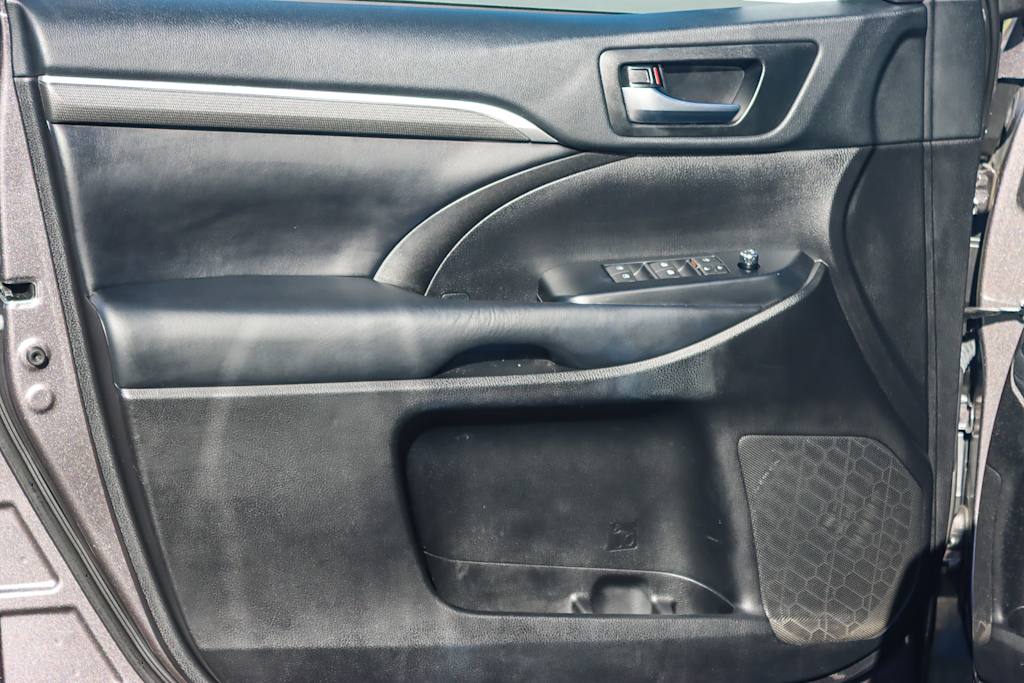 Thumbnail: 2019 Toyota Highlander - 24