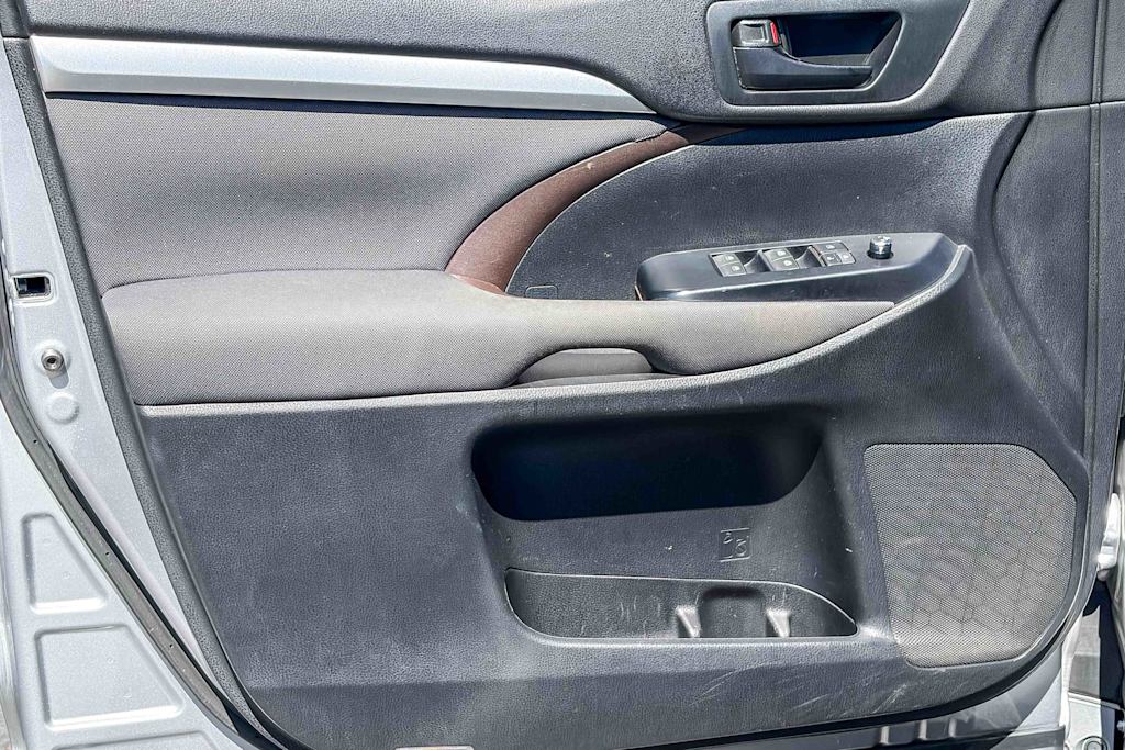 Thumbnail: 2015 Toyota Highlander - 24