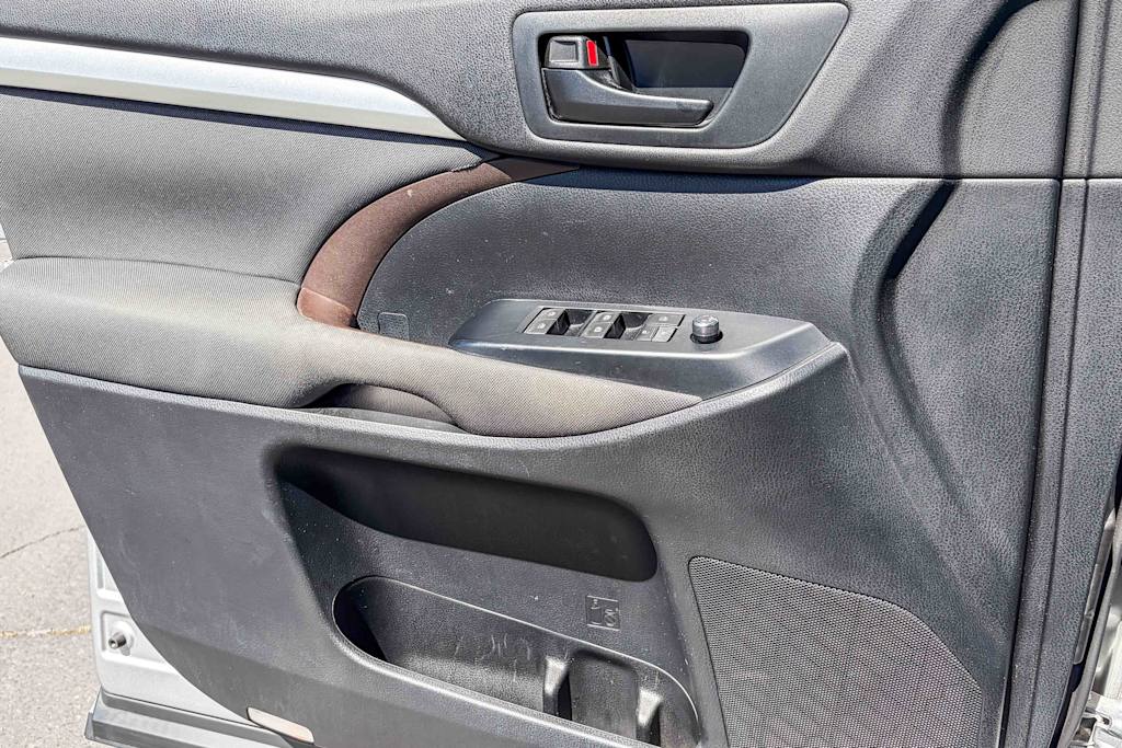 Thumbnail: 2015 Toyota Highlander - 23