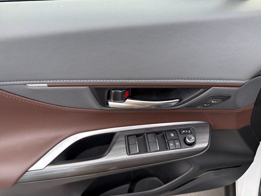 Thumbnail: 2023 Toyota Venza - 20