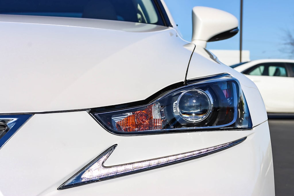 Thumbnail: 2018 Lexus IS - 20