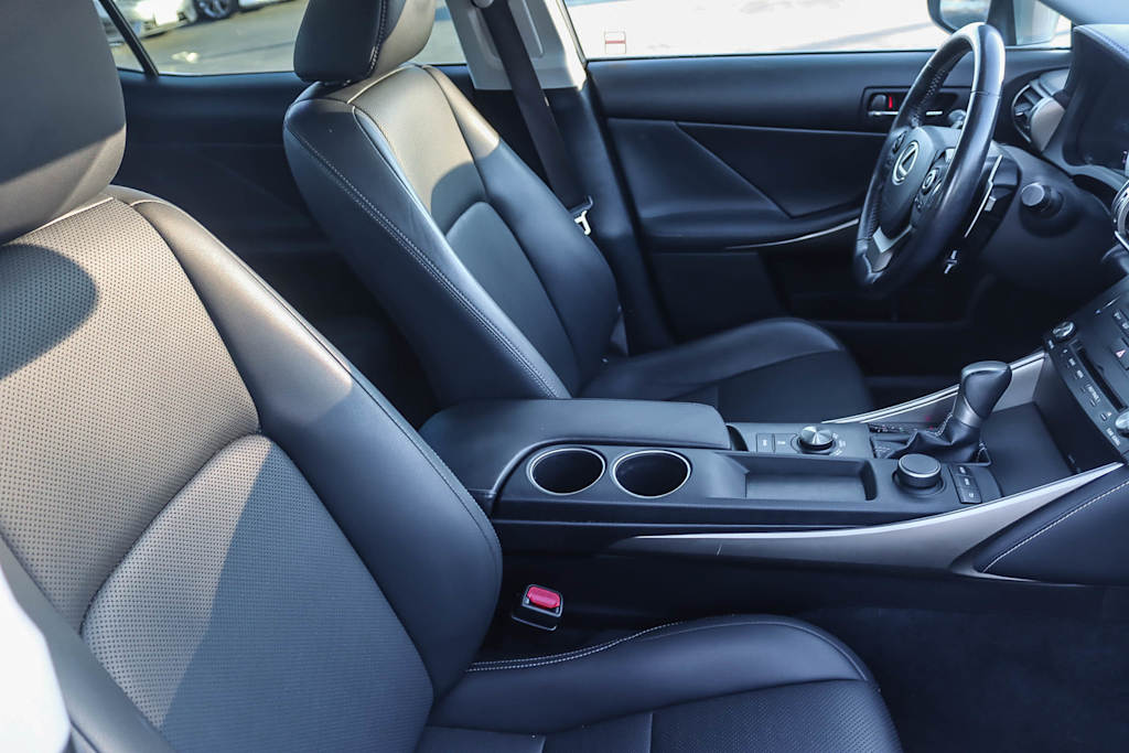 Thumbnail: 2016 Lexus IS - 10