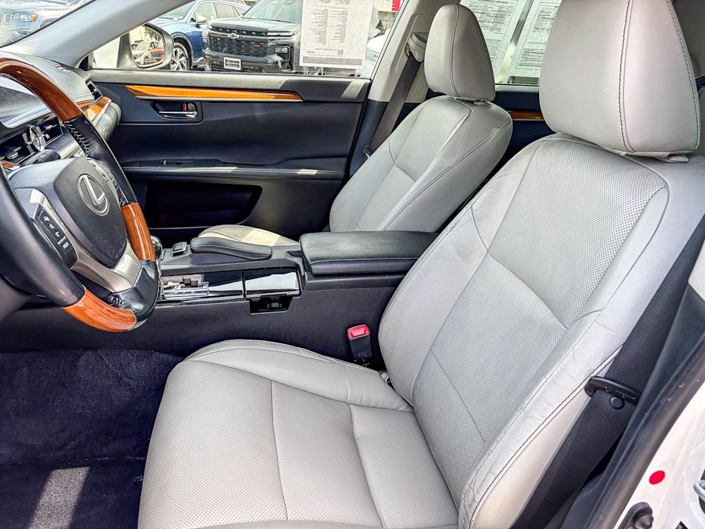 Thumbnail: 2013 Lexus ES - 10
