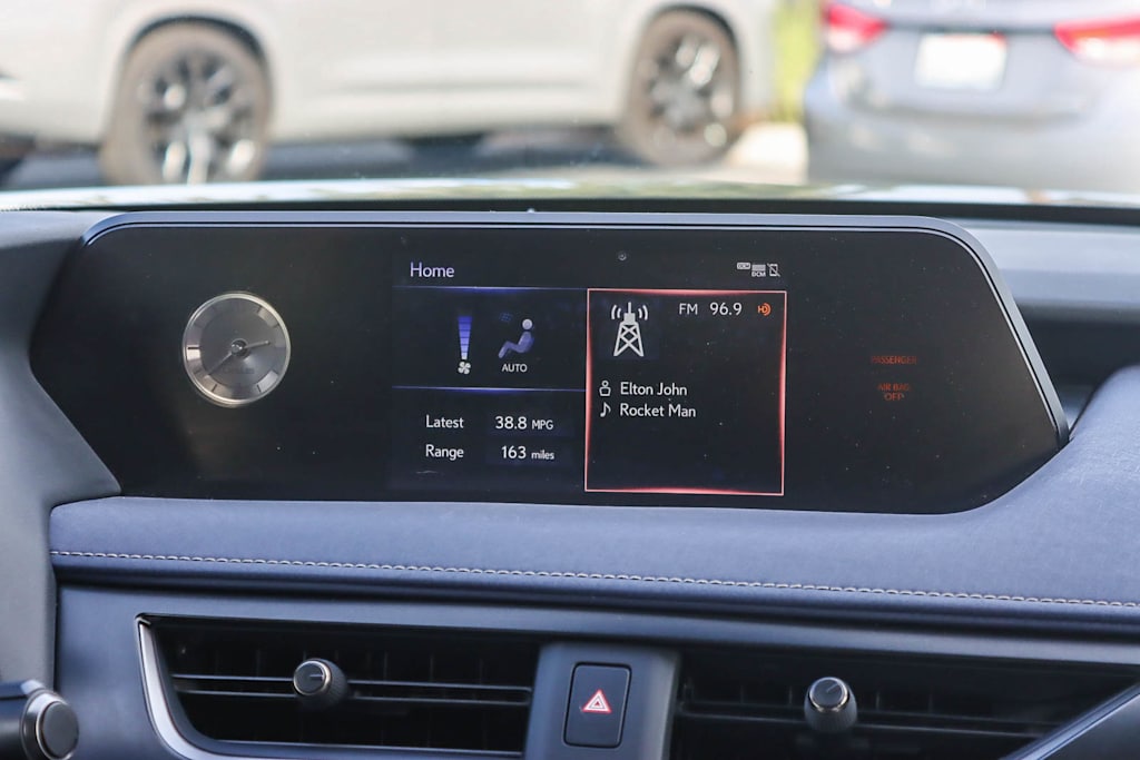 Thumbnail: 2019 Lexus UX - 22