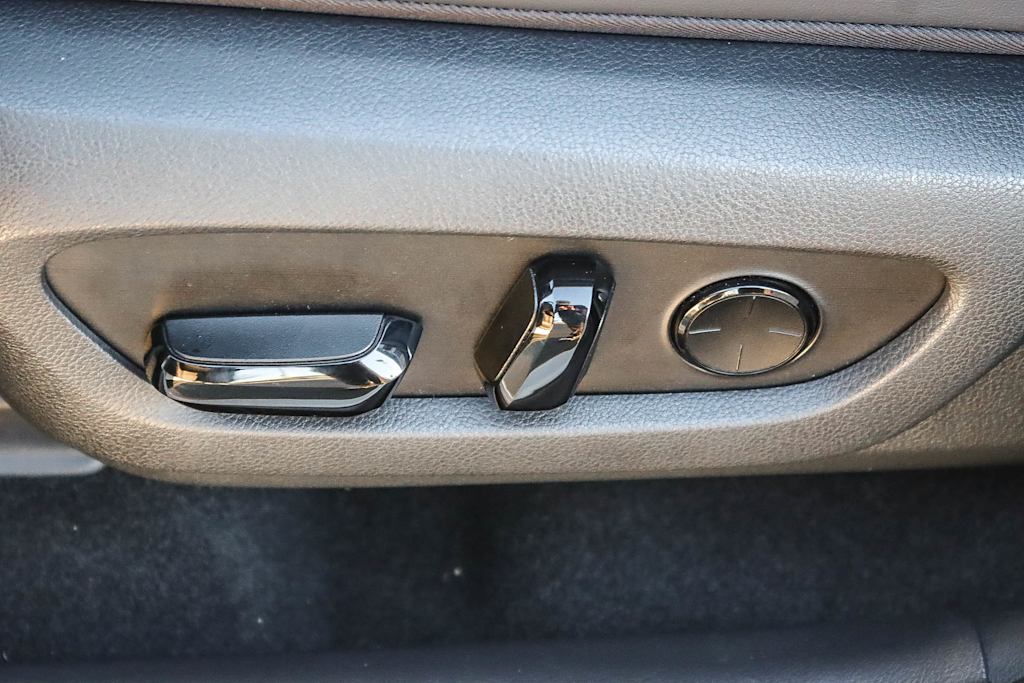 Thumbnail: 2025 Lexus ES - 25