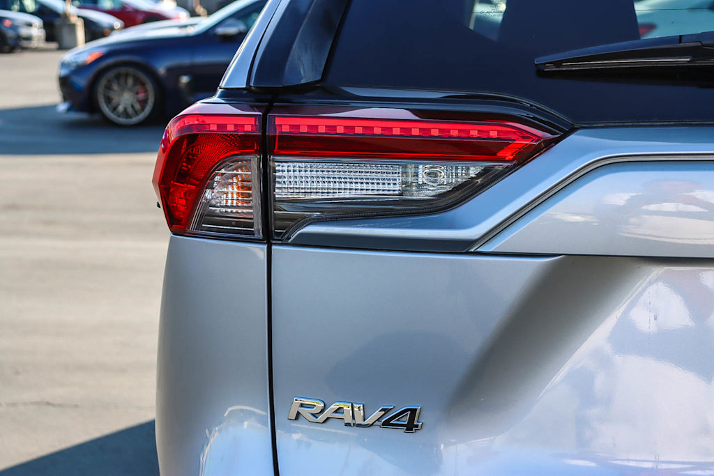 2019 Toyota RAV4 LE 19