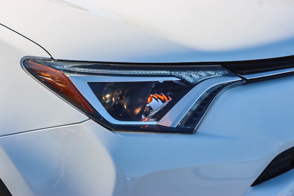 Thumbnail: 2018 Toyota RAV4 - 19