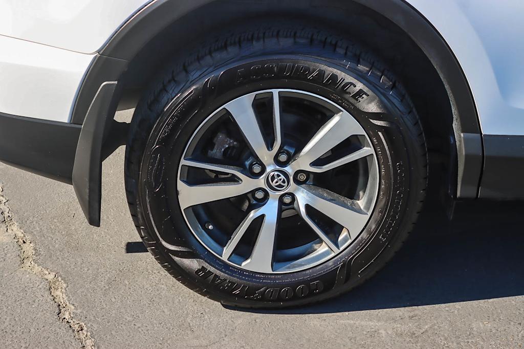 Thumbnail: 2018 Toyota RAV4 - 21