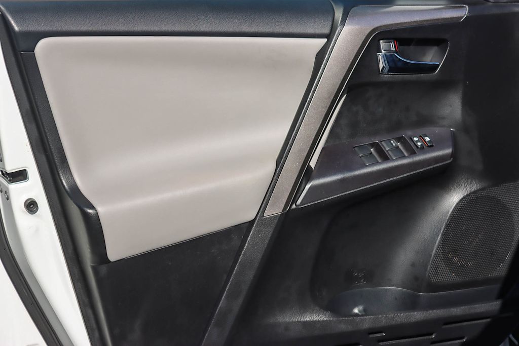 Thumbnail: 2018 Toyota RAV4 - 24