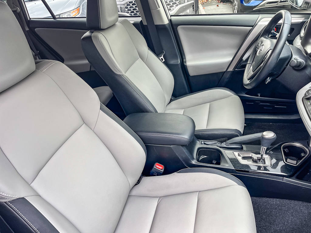 Thumbnail: 2018 Toyota RAV4 - 9