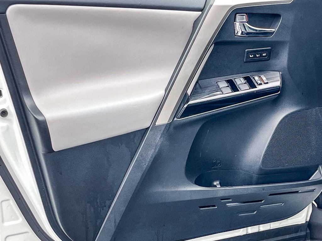 Thumbnail: 2018 Toyota RAV4 - 23