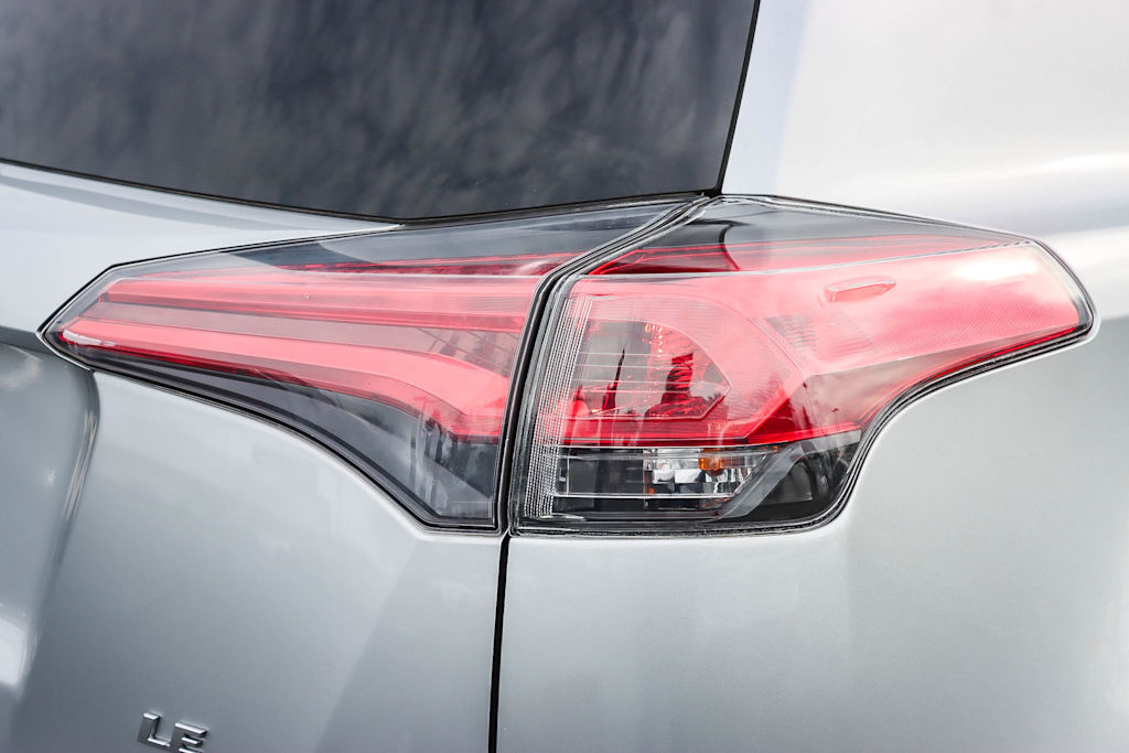 Thumbnail: 2018 Toyota RAV4 - 20