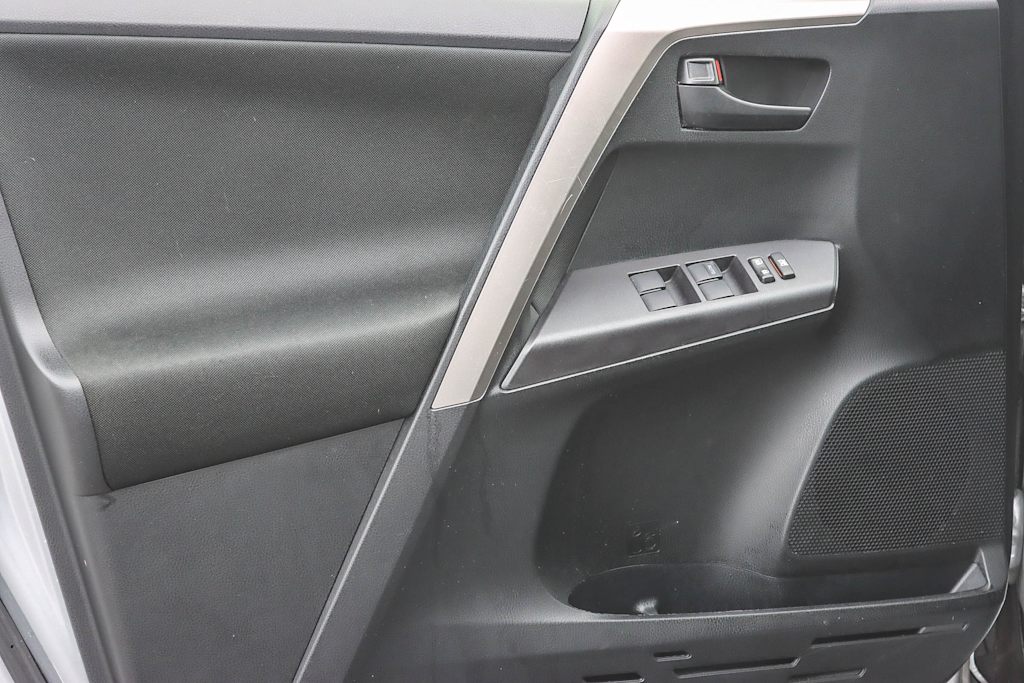 Thumbnail: 2018 Toyota RAV4 - 23