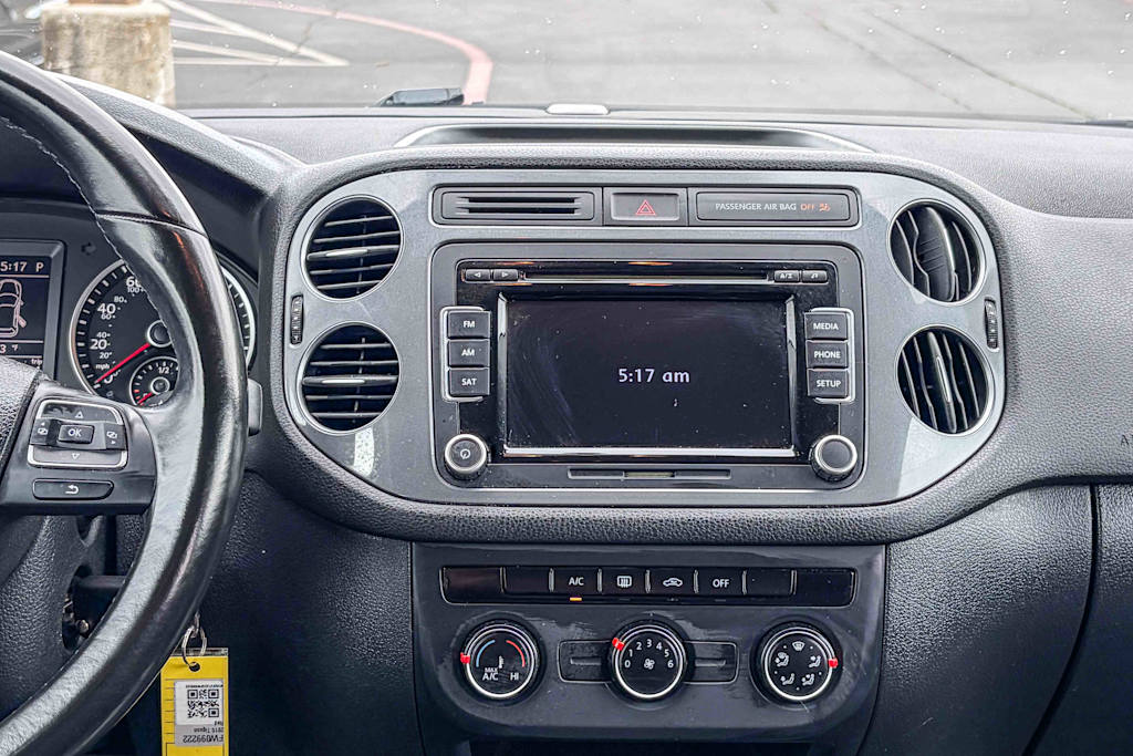 Thumbnail: 2015 Volkswagen Tiguan - 12