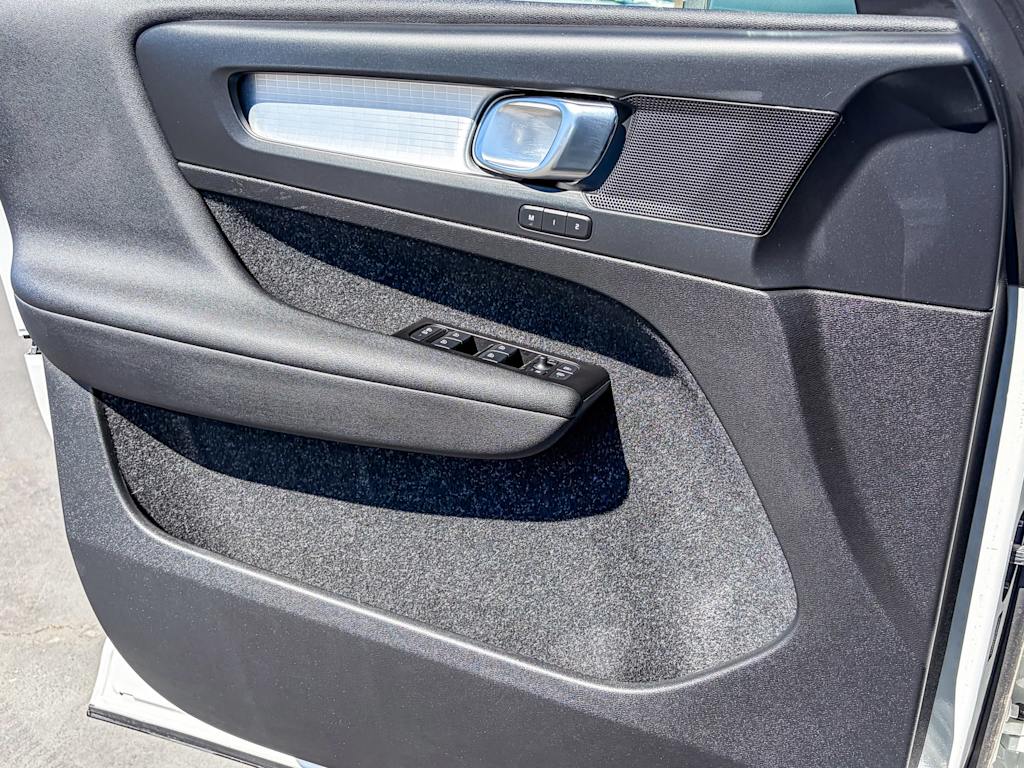 Thumbnail: 2021 Volvo XC40 - 23