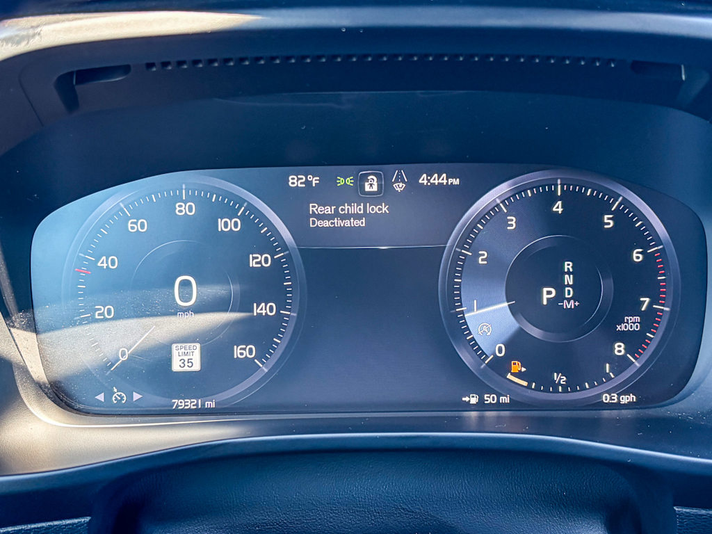 Thumbnail: 2021 Volvo XC40 - 14