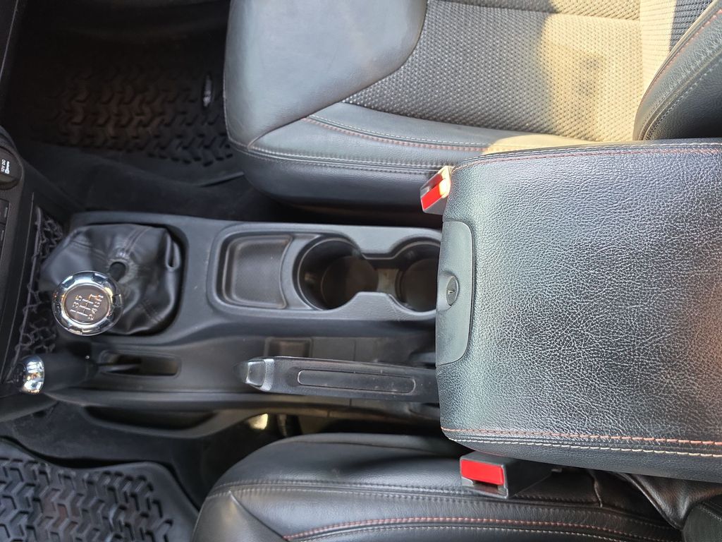 Thumbnail: 2016 Jeep Wrangler - 23