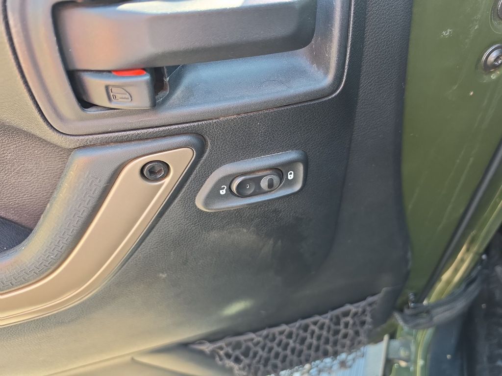 Thumbnail: 2016 Jeep Wrangler - 6