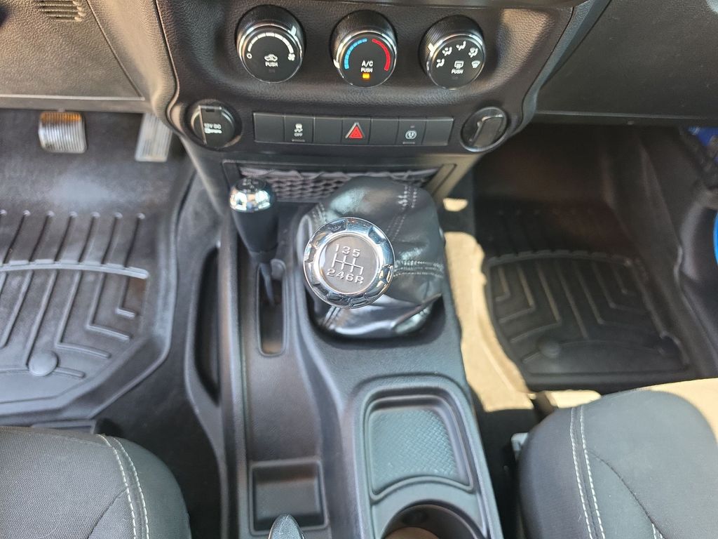 Thumbnail: 2016 Jeep Wrangler - 12