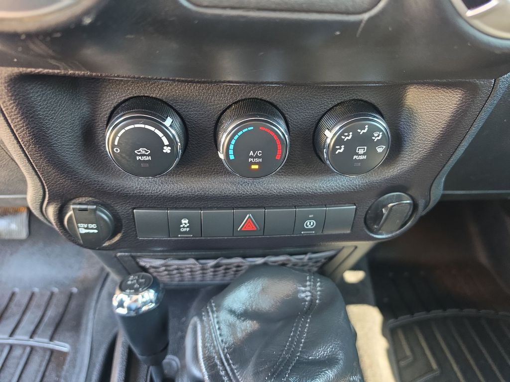 Thumbnail: 2016 Jeep Wrangler - 23