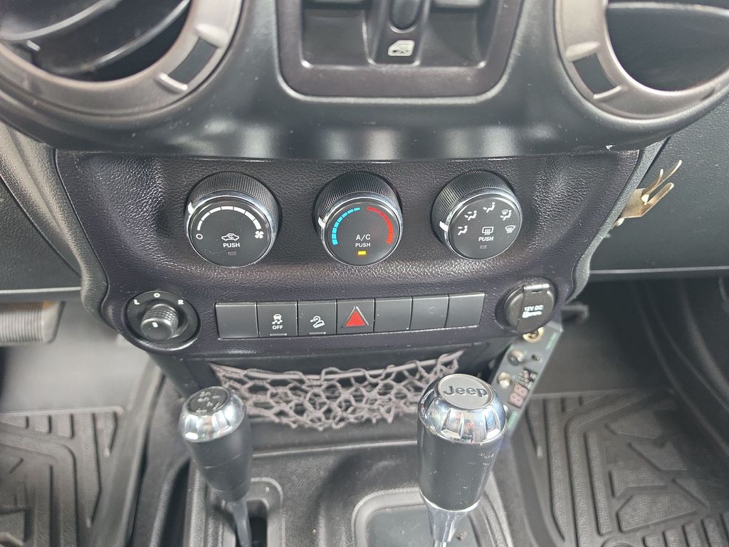 Thumbnail: 2015 Jeep Wrangler - 22