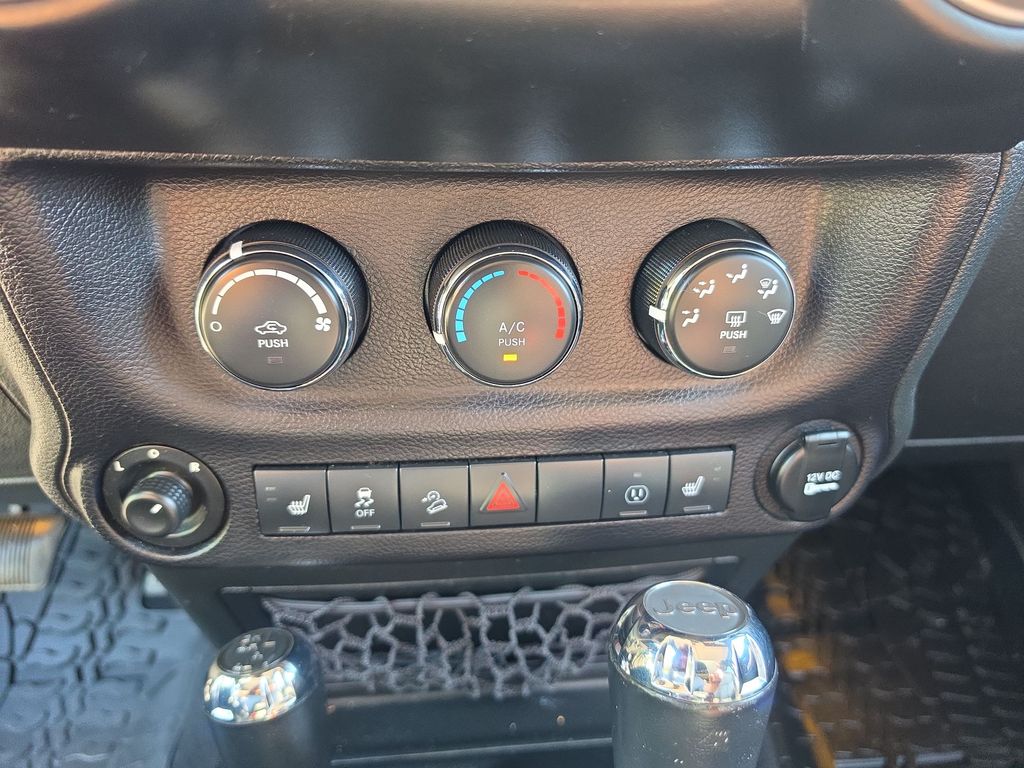 Thumbnail: 2015 Jeep Wrangler - 23