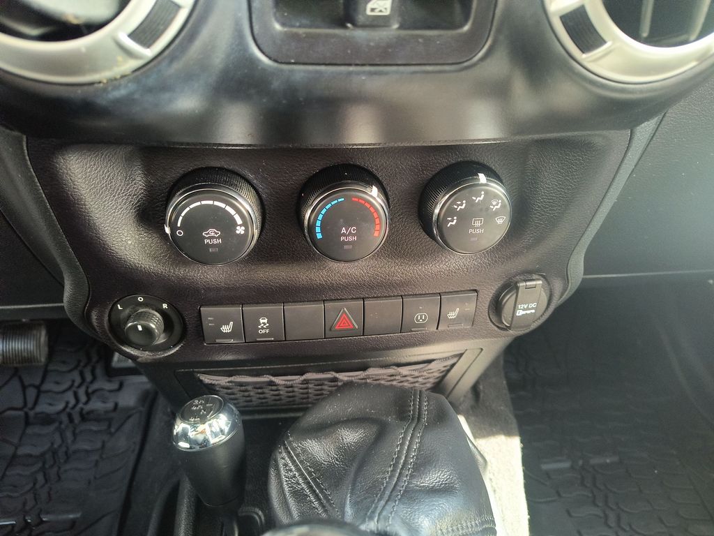Thumbnail: 2017 Jeep Wrangler - 22